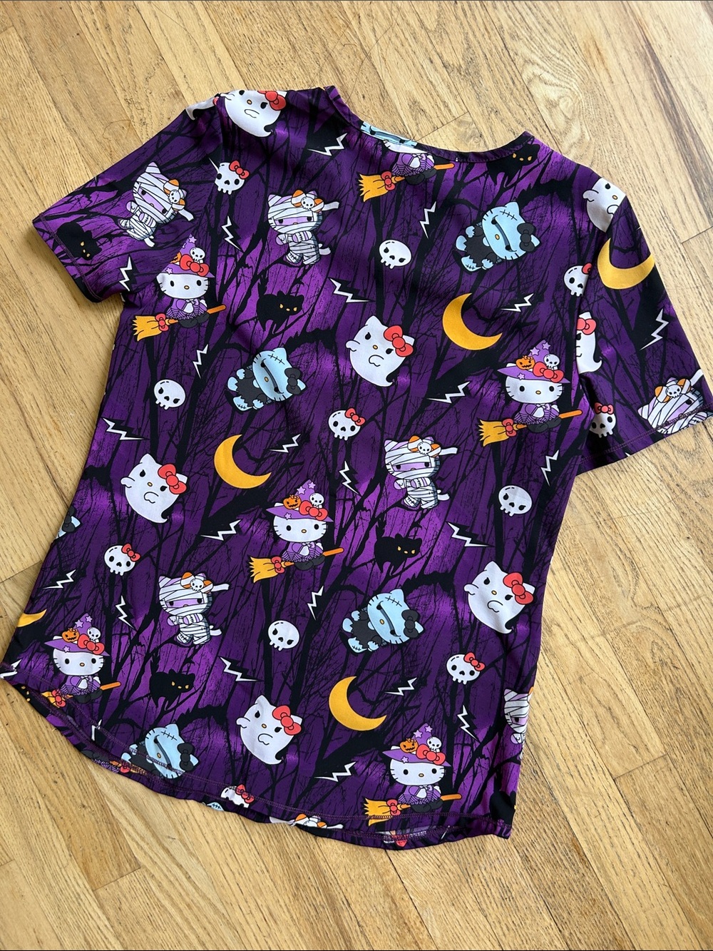 Hello Kitty Halloween Print Short Sleeve scrub top - Picture 6 of 6